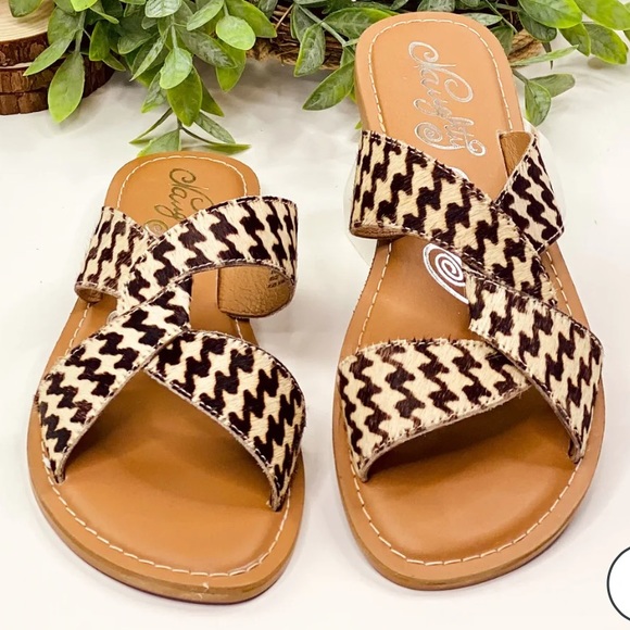 NWOB Naughty Monkey Conga Sandal Cream/Black - Picture 4 of 8